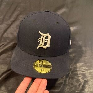 Size 6 7/8 Detroit tigers fitted hat